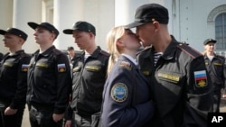 지난달 23일 자대 배치되는 러시아군 신병이 연인과 입맞추고 있다. (자료사진)