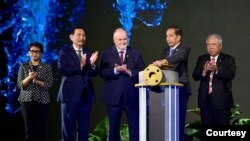 Presiden Jokowi didampingi Presiden WWF Loic, beserta para menteri membuka secara resmi acara WWF ke-10 di Bali, Senin (20/5). (Biro Setpres)