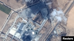 29일 이스라엘 군의 공습 이후 가자지구 남부 라파와 이스라엘 경계 부근인 케렘 샬롬에서 연기가 피어오르는 모습. 