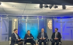 美国国防部印太安全事务助理部长伊莱.拉特纳(Ely Ratner) 和美国国防部主管中国事务的副助理部长迈克尔·查斯（Michael Chase）10月23日在华盛顿智库大西洋理事会举办的活动上讨论中国军力报告 （美国之音记者薛小山拍摄）