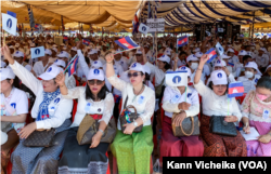 រូបឯកសារ៖ សកម្មជន និងអ្នកគាំទ្រកំពុងចូលរួមសមាជវិសាមញ្ញគណបក្សភ្លើងទៀន នៅថ្ងៃទី១១ ខែកុម្ភៈ ឆ្នាំ២០២៣ នៅខេត្តសៀមរាប។ (កាន់ វិច្ឆិកា/វីអូអេ)