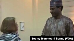 Molly Phee mataimakiyar sakataren gwamnatin Amurka mai kula da harkokin tsaron kasa da kasa ta na gaisawa da Firaministan Nijar Ali Mahaman Lamine Zeine