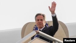 24일 중국 상하이에 도착한 토니 블링컨 미국 국무장관이 손을 흔들고 있다.