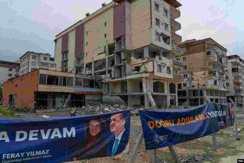 In the earthquake-affected areas in southeast Turkey, the election campaign is taking place as in any other part of the country. In Nurdagi, on May 12, 2023. (Yan Boechat/VOA) 
