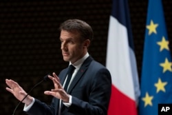 法国总统马克龙在荷兰海牙的一次讲话中描绘他的欧洲未来愿景。（2023年4月11日）