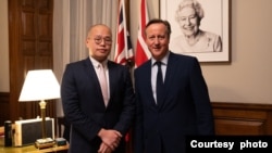 被监禁的香港媒体大亨和民主活动人士黎智英的儿子黎崇恩 （Sebastien Lai ）周二（12月12日）会见了英国外相卡梅伦，游说英国争取黎智英获得释放。 （英国外交部社交媒体X账号截图）