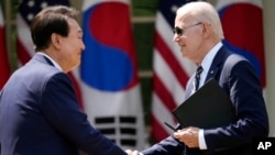 조 바이든 미국 대통령(오른쪽)과 윤석열 한국 대통령이 지난 4월 백악관 공동 기자회견에서 '워싱턴 선언'을 발표했다.