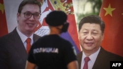 Bilbord u Beogradu u proleće 2020. (Foto: Oliver BUNIC / AFP)