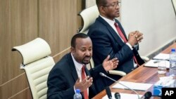 Le Premier ministre éthiopien Abiy Ahmed, à gauche, accompagné du président de la Chambre, Tagesse Chafo, à droite, au Parlement de la capitale Addis-Abeba, en Éthiopie, le 15 novembre 2022.
