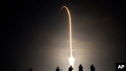 2일 미국 플로리다주 케이프커내버럴의 케네디우주센터에서 궤적을 그리며 날아오르고 있는 스페이스 X 의 유인 캡슐 앤데버 호.