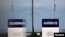 FILE: Logo Airbus di pintu masuk pabrik produksi Jean-Luc Lagardere A380 di kantor pusat Airbus di Blagnac, dekat Toulouse, Prancis 18 Juni 2020. (REUTERS/Stephane Mahe)