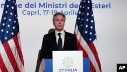 ইতালির ক্যাপ্রিতে জি-সেভেন সম্মেলনের পর শুক্রবার এক ব্রিফিং-এ সাংবাদিকদের সাথে কথা বলার সময় যুক্তরাষ্ট্রের পররাষ্ট্রমন্ত্রী অ্যান্টনি ব্লিংকেন। ১৯ এপ্রিল ২০২৪।