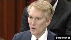 俄克拉荷马州共和党籍联邦参议员詹姆斯·兰克福德（Sen. James Lankford, R-OK）9月27日在美国参议院农业委员会就外国对美国的农业用地投资举行听证会上发言。（视频截图）