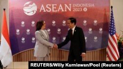 Wakil Presiden AS Kamala Harris berjabat tangan dengan Presiden Joko Widodo saat pertemuan bilateral, di sela-sela KTT ASEAN ke-43, di Jakarta, 6 September 2023. (Foto: REUTERS/Willy Kurniawan/Pool)
