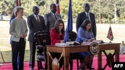 Rais wa Kenya William Ruto na Rais wa Tume ya Ulaya Ursula von der Leyen wakiwaangalia wawakilishi wakitia saini mkataba pya wa kiuchumi Nairobi on Desemba 18, 2023. Picha na LUIS TATO / AFP.