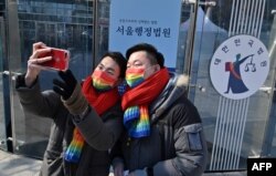 រូបឯកសារ៖ គូស្នេហ៍​ស្រឡាញ់​ភេទ​ដូចគ្នា​លោក So Seong-wook (ស្ដាំ) និង​លោក Kim Yong-min (ឆ្វេង) ថតរូប selfie នៅ​ទីក្រុង​សេអ៊ូល ប្រទេស​កូរ៉េខាងត្បូង ថ្ងៃទី ១៨ ខែកុម្ភៈ ឆ្នាំ២០២១។