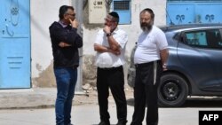 L'attaque a eu lieu en deux temps alors que des centaines de fidèles achevaient le pèlerinage juif annuel de la Ghriba mardi soir.