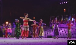 Para penari mengenakan pakaian adat dari berbagai daerah di Indonesia (Foto: VOA/Banny).