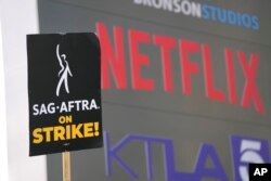 Aksi mogok di luar kantor Netflix di Los Angeles, Rabu, 27 September 2023. (AP/Chris Pizzallo)