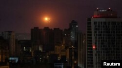 러시아 무인항공기(드론)와 미사일 공습이 단행된 29일 우크라이나 수도 크이우(러시아명 키예프) 상공에서 폭발이 일어나고 있다. 