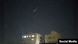 Sosial mediada yayılan fotoda İranın Qərbi Azərbaycan vilayətinin Urmiyə şəhərinin səmalarında raket müşahidə edilir.
