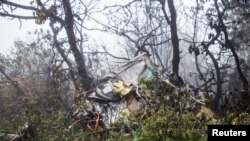 20일 이란 북서부 바르자간 지역 산 인근에 에브라힘 라이시 이란 대통령이 사고 당시 탑승했던 헬리콥터의 잔해가 놓여있다.