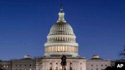 Gedung Capitol AS tampak sebelum matahari terbit di Capitol Hill, Washington, pada Senin, 21 Maret 2022. (Foto: AP)