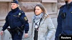 Policija sprovodi klimatsku aktivistkinju Gretu Tunberg tokom klimatskih protesta ispred švedskog parlamenta u Stokholmu, 12. marta 2024.