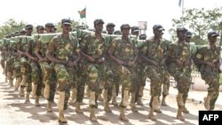 Le commando spécial de l'armée somalienne (DANAB) défile lors du 54e anniversaire de l'armée nationale somalienne au quartier général de l'armée à Mogadiscio, le 12 avril 2014. AFP PHOTO /AU UN IST PHOTO / DAVID MUTUA » (Photo par DAVID MUTUA / AU UN IST PHOTO / AFP)
