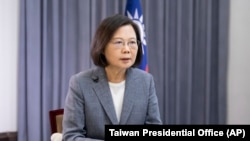 Presiden Taiwan Tsai Ing-wen berbicara mengenai latihan militer China di Taipei, April 11, 2023.
