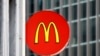Znak Mekdonaldsa u restoranu u centru Pitsburga, 24. april 2017. (Foto: AP/Keith Srakocic)