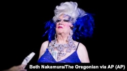 Walter Cole memerankan ratu drag ikonik, Darcelle, dalam pertunjukan di klubnya Darcelle XV Showplace di Portland, Oregon, September 2019. Cole meninggal karena sebab alami pada Kamis, 23 Maret 2023. (Foto: Beth Nakamura/The Oregonian via AP)