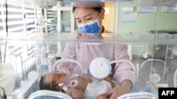 Arhiva - Medicinska radnica zbrinjava novorođenu bebu u bolnici u Lijanjungangu, u kineskoj istočno pokrajini Džejđang, 8. marta 2023.