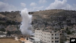 19일 요르단강 서안에서 이스라엘군과 팔레스타인 무장조직 간 교전 중 연기가 솟아오르고 있다. 