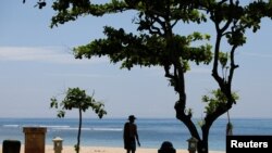 ແຟ້ມຮູບ-ນັກທ່ອງທ່ຽວຄົນນຶ່ງ ກໍາລັງມີຄວາມສຸກຢູ່ບໍລິເວນຊາຍຫາດ ນູຊາ ດົວ (Nusa Dua), ເກາະບາຫຼີ, ອິນໂດເນເຊຍ, ວັນທີ 17 ພະຈິກ 2022. 