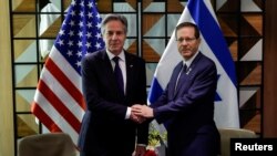 „Има предлог на маса, и како што рековме, нема одложувања, нема оправдувања, сега е време“, рече Блинкен на средбата со израелскиот претседател Исак Херцог во Тел Авив.