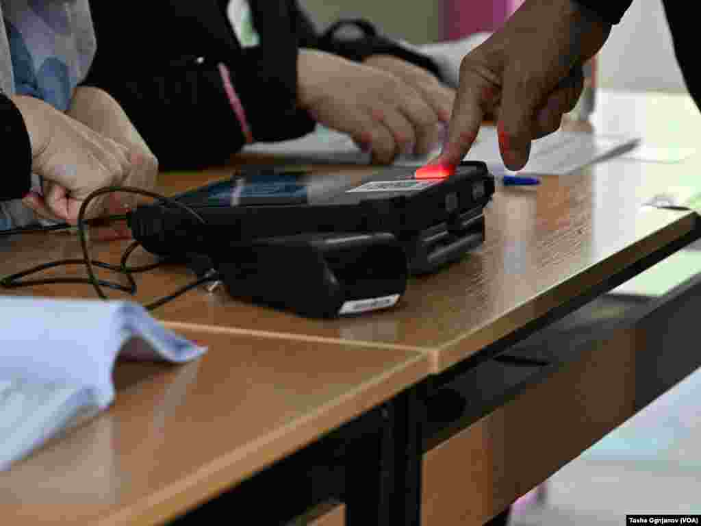 Македонските граѓани излегоа на гласање, на располагање имаат две гласачки кутии: За претседател и за пратеници во Македонското собрание.