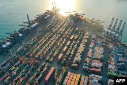 Jajaran peti kemas di pelabuhan Yantian di Shenzhen, Provinsi Guangdong, China, 25 Desember 2022. (Foto: AFP)