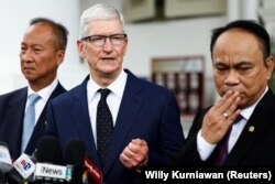 CEO Apple Tim Cook didampingi Menteri Komunikasi dan Informatika Budi Arie Setiadi dan Menteri Perindustrian Agus Gumiwang Kartasasmita di Istana Kepresidenan Jakarta, 17 April 2024. (Foto: REUTERS/Willy Kurniawan)