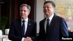 25일 중국을 방문 중인 토니 블링컨 미국 국무장관이 첸지닝 중국 상하이시 당 서기와 회동 전 악수를 나누고 있다.