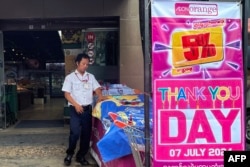Seorang penjaga keamanan berdiri di depan supermarket Aeon Orange di Yangon, 1 Juli 2024. Pihak berwenang Myanmar telah menangkap eksekutif Jepang yang bekerja untuk raksasa ritel Aeon atas dugaan menjual beras dengan harga yang terlalu tinggi. (AFP)