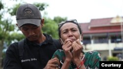 អ្នកស្រី ​អិន ធូ ​សមាជិក​សហគមន៍​ដីធ្លី១៩៧​ កំពុង​ត្រូវបាន​លួងដោយ​កូនប្រុស​ ក្រោយ​ការប្រកាស​សាលក្រម​ប្រឆាំង​នឹង​សកម្មជន​ដីធ្លី​ខេត្តកោះកុង​១០នាក់ ​នៅថ្ងៃទី១៥​ ខែសីហា ​ឆ្នាំ២០២៣។ (​រូបភាពដោយអង្គការ​ការពារ​សិទ្ធិ​មនុស្ស​លីកាដូ)