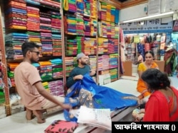 শাড়ি দেখাচ্ছেন বিক্রেতা। স্থান নূর ম্যানশন।