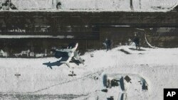 Citra satelit dari Maxar Technologies ini menunjukkan pesawat peringatan dini Beriev A-50 (tengah), di Pangkalan Udara Machulishchy dekat Minsk, Belarusia, 28 Februari 2023.