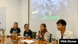 ក្រុមយុវជនបរិស្ថានថ្លែងក្នុងពិធីមួយ ក្រោយពីទទួលបានពានរង្វាន់ Right Livelihood 2023 នៅក្នុងហាងមួយកន្លែ ក្នុងរាជធានីភ្នំពេញ កាលពីថ្ងៃទី២៨ ខែកញ្ញា ឆ្នាំ២០២៣។ (លាស់ លីបលីប/វីអូអេ)
