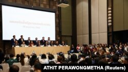 Pemimpin Partai Bergerak Maju, Pita Limjaroenrat berbicara kepada media usai pertemuan dengan mitra koalisi di Bangkok, Thailand, 18 Mei 2023. (Foto: REUTERS/Athit Perawongmetha)