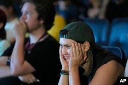 Sara Day, pristalica predsjednika Joea Bidena, gleda debatu između Bidena i bivšeg predsjednika Donalda Trumpa u Brewvies Cinema Pubu u četvrtak, 27. juna 2024., u Salt Lake Cityju. (AP Photo/Rick Bowmer)