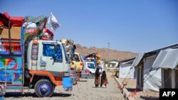 Para pengungsi Afghanistan berada di pusat pendaftaran di distrik Takhta Pul, Kandahar, Afghanistan, ketika mereka tiba di negara tersebut dari Pakistan, pada 22 Mei 2024. (Foto: AFP/Sanaullah Seiam)