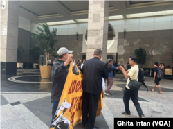 Aksi koalisi masyarakat sipil dan masyarakat dari Sulawesi dan Maluku yang menuntut penghentian pertambangan nikel sempat dihentikan oleh petugas hotel. (Foto: VOA/Ghita Intan)