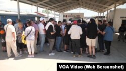 Migran dari negara-negara Asia Tengah bekas Uni Soviet tampak antre di perbatasan Meksiko-AS untuk mencari suaka (foto: dok). 